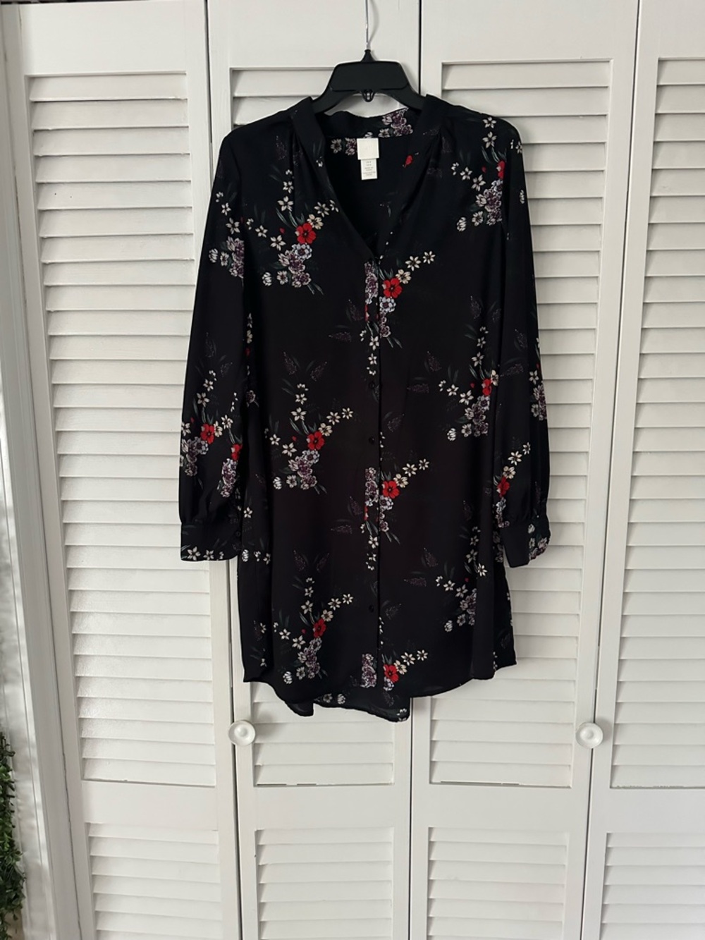 H&M  Black Floral Button-Front Top size 8